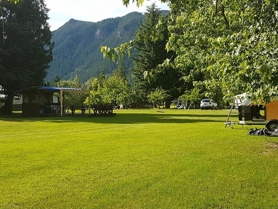 Anchor Riverfront Motel Sicamous Extérieur photo