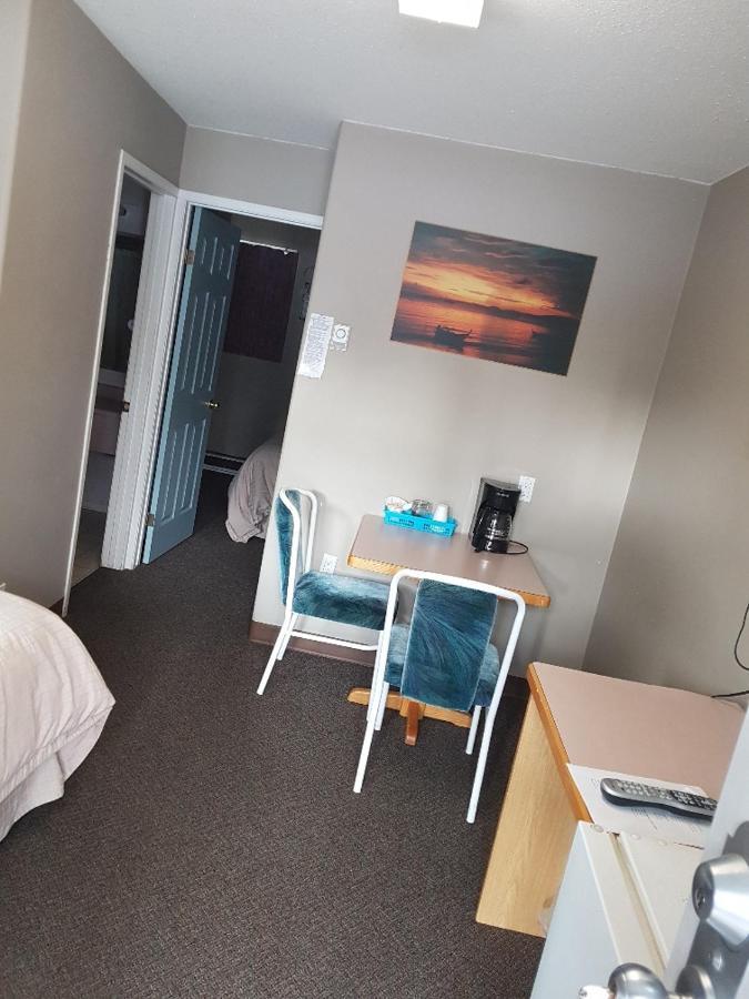 Anchor Riverfront Motel Sicamous Extérieur photo